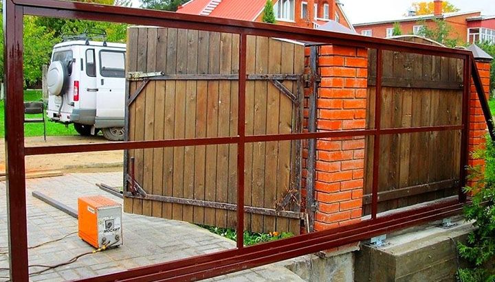 Робимо відкатні ворота на роликах своїми руками: покрокова інструкція з виготовлення